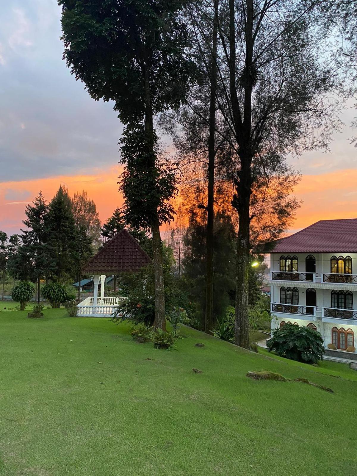 Sibayak Multinational Rest House Berastagi Bagian luar foto